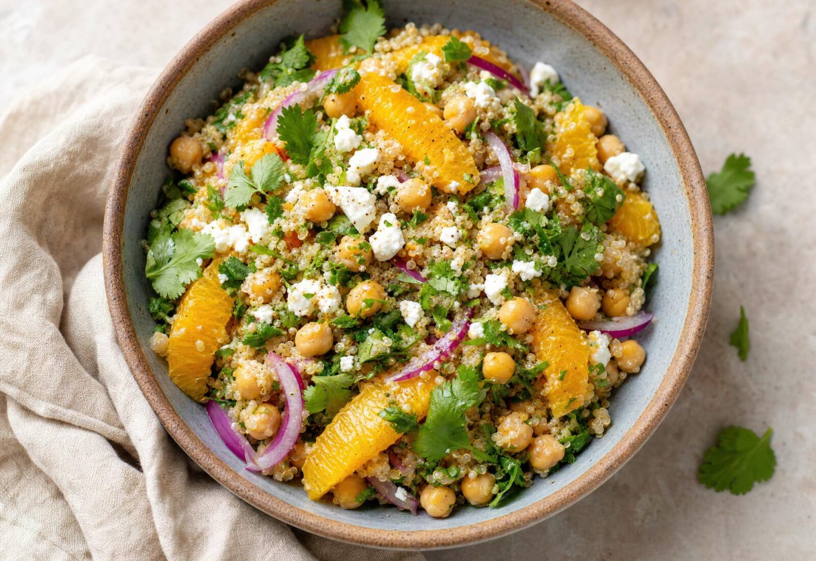 Salada morna de quinoa com grão, laranja e queijo fresco