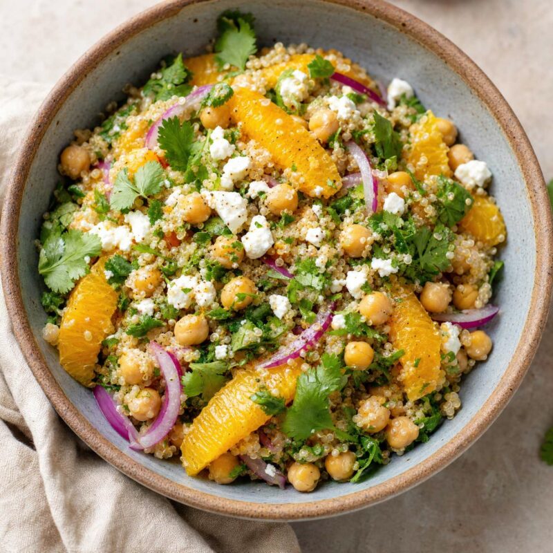 Salada morna de quinoa com grão, laranja e queijo fresco